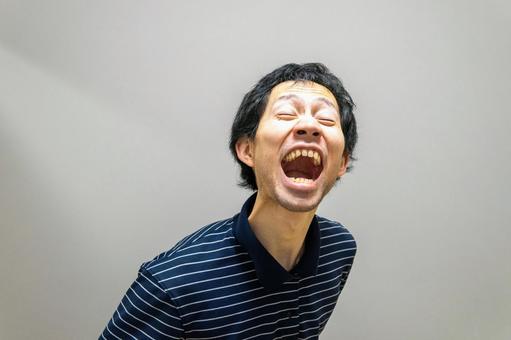 バカ笑いする男