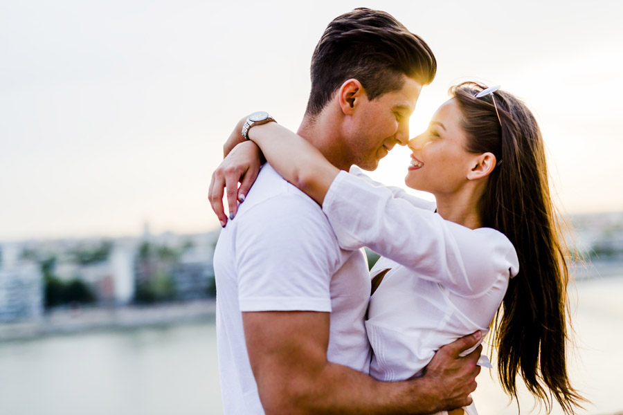 抱き合う男女