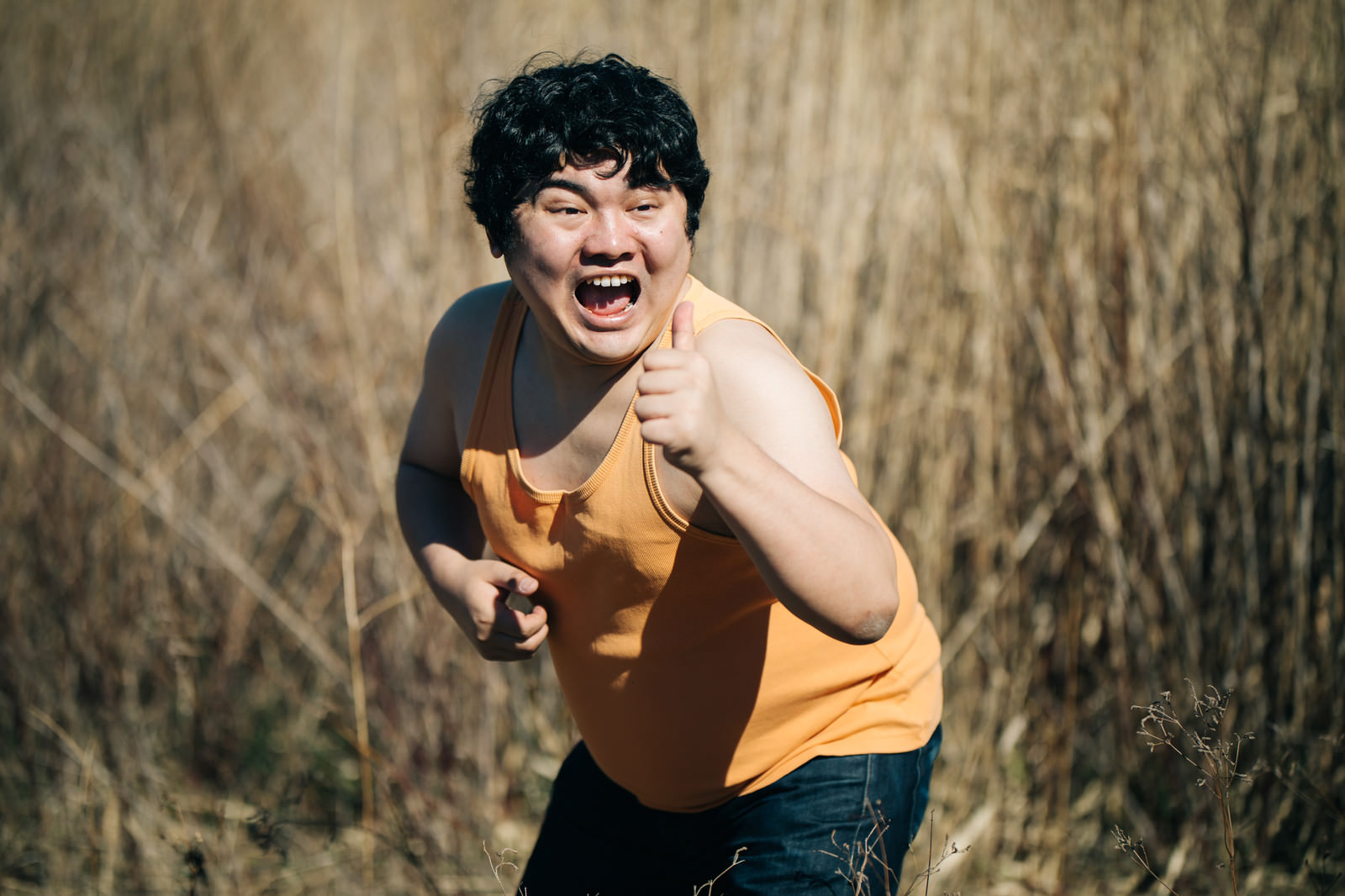 ふざけるデブ男