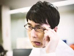 眼鏡をかけた怪しむ男