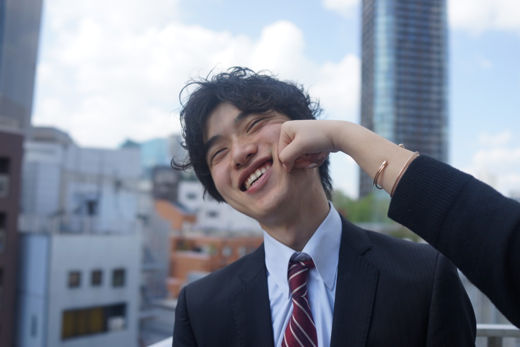 殴られて笑う男